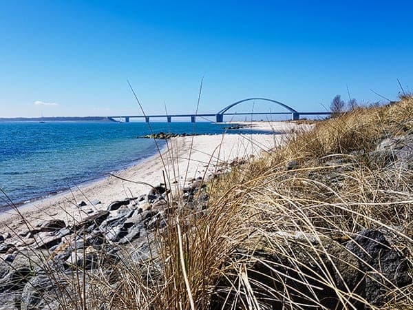 Strand Fehmarnsund mit Blick auf die Fehmarnsundbrücke